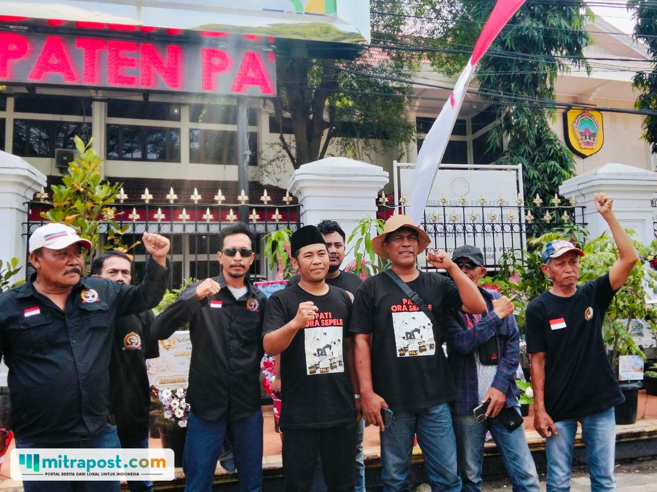 Foto : Juru Bicara Pati Ora Sepele, Saiful Huda, memakai peci, belum lama ini. (Sumber. Mitrapost.com/ Ilham)