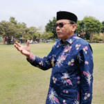 chandra Foto : Plt Bupati Pati Risma Ardhi Chandra menunjukkan kondisi rumput Alun-alun Simpang Lima Pati, Jum'at (18/09/2026) kemarin. (Sumber. Mitrapost.com/ Ilham)