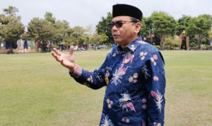 chandra Foto : Plt Bupati Pati Risma Ardhi Chandra menunjukkan kondisi rumput Alun-alun Simpang Lima Pati, Jum'at (18/09/2026) kemarin. (Sumber. Mitrapost.com/ Ilham)