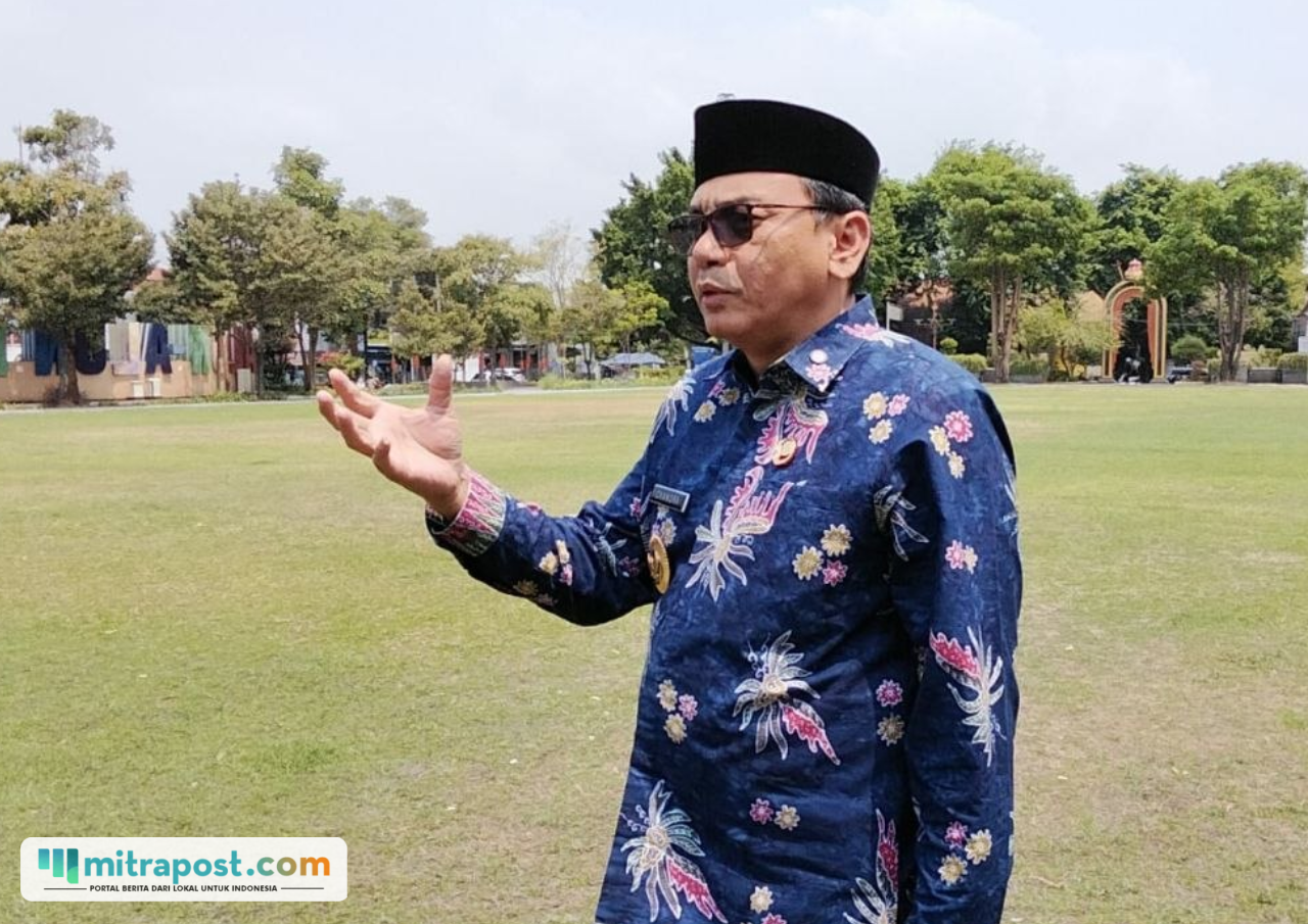 Foto : Plt Bupati Pati Risma Ardhi Chandra menunjukkan kondisi rumput Alun-alun Simpang Lima Pati, Jum'at (18/09/2026) kemarin. (Sumber. Mitrapost.com/ Ilham)