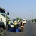 Foto : Polisi melakukan evakuasi korban di Jalan Lingkar Selatan Pati Desa Ngawen, Kecamatan Margorejo Pati. (Dok. Satlantas Polresta Pati) Foto : Polisi melakukan evakuasi korban di Jalan Lingkar Selatan Pati Desa Ngawen, Kecamatan Margorejo Pati. (Dok. Satlantas Polresta Pati)