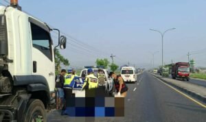 Foto : Polisi melakukan evakuasi korban di Jalan Lingkar Selatan Pati Desa Ngawen, Kecamatan Margorejo Pati. (Dok. Satlantas Polresta Pati)