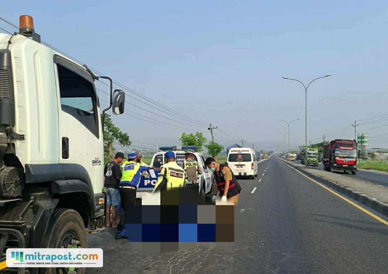 Foto : Polisi melakukan evakuasi korban di Jalan Lingkar Selatan Pati Desa Ngawen, Kecamatan Margorejo Pati. (Dok. Satlantas Polresta Pati)