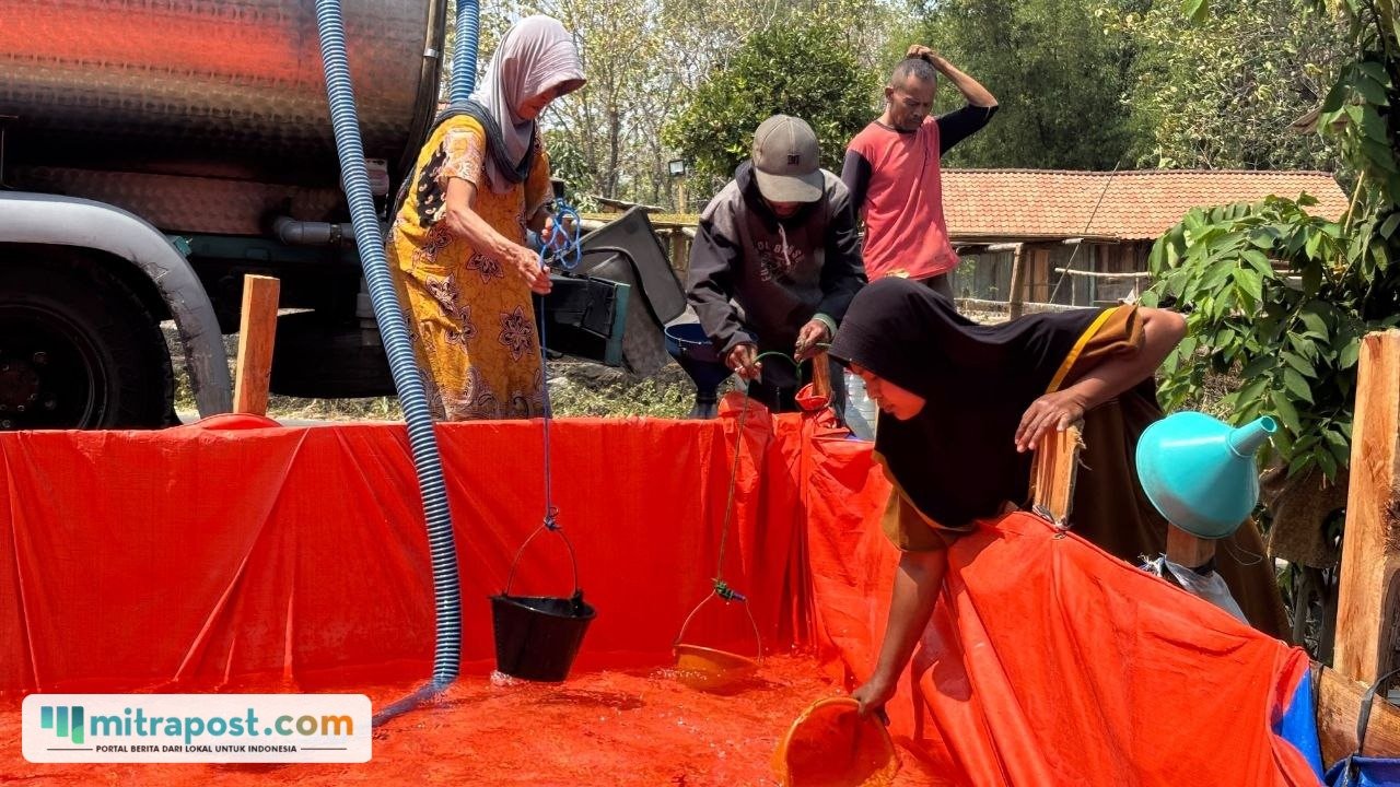 Foto : Droping bantuan air bersih di Desa Kletek Kecamatan Pucakwangi Pati, Senin (07/09/2026). (Sumber. Mitrapost.com/ Ilham)