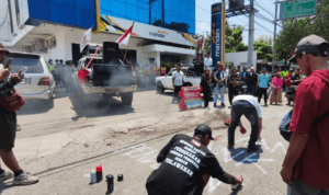 Foto : Aksi unjuk rasa oleh AMPB di depan kantor Bank Mandiri Pati. (Sumber. Mitrapost.com/ Ilham)