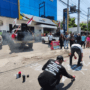 Foto : Aksi unjuk rasa oleh AMPB di depan kantor Bank Mandiri Pati. (Sumber. Mitrapost.com/ Ilham)
