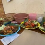 Foto : Kulineran di Warung Rica-rica Bebek Nadira. (Sumber. Mitrapost.com/ Ilham)