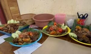 Foto : Kulineran di Warung Rica-rica Bebek Nadira. (Sumber. Mitrapost.com/ Ilham) Foto : Kulineran di Warung Rica-rica Bebek Nadira. (Sumber. Mitrapost.com/ Ilham)