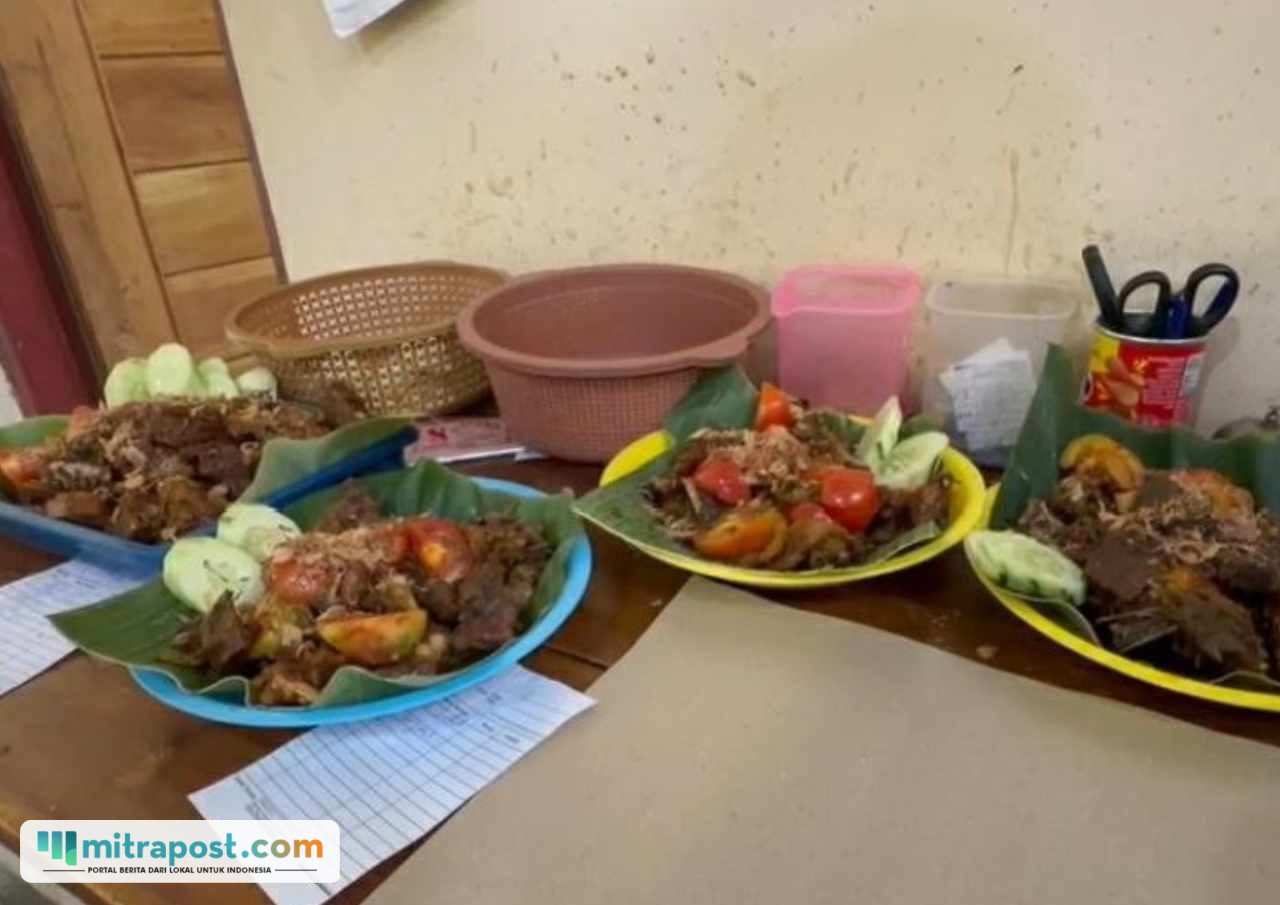 Foto : Kulineran di Warung Rica-rica Bebek Nadira. (Sumber. Mitrapost.com/ Ilham)