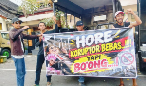 Foto : POS datangi Satpol PP Pati membentangkan banner tema pemberantasan korupsi. (Sumber. Mitrapost.com/ Ilham)