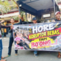 Foto : POS datangi Satpol PP Pati membentangkan banner tema pemberantasan korupsi. (Sumber. Mitrapost.com/ Ilham)