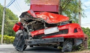 Ilustrasi mobil sedan ringsek/istock