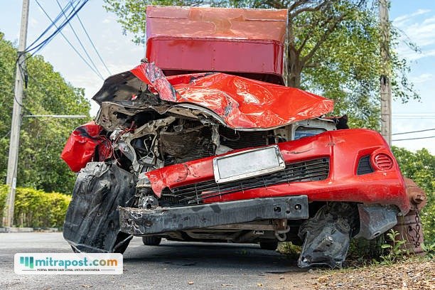 Ilustrasi mobil sedan ringsek/istock