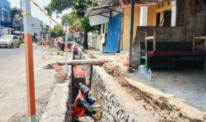 Foto : Perbaikan drainase di depan Kantor Kecamatan Pati Jalan Supriyadi sedang diperbaiki. (Sumber. Mitrapost.com/ Ilham)