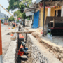 Foto : Perbaikan drainase di depan Kantor Kecamatan Pati Jalan Supriyadi sedang diperbaiki. (Sumber. Mitrapost.com/ Ilham)
