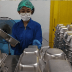 Foto : Persiapan pembersihan tempat makanan yang digunakan menu MBG di salah satu dapur SPPG Pati. (Sumber. Mitrapost.com/ Ilham)
