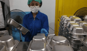 Foto : Persiapan pembersihan tempat makanan yang digunakan menu MBG di salah satu dapur SPPG Pati. (Sumber. Mitrapost.com/ Ilham)