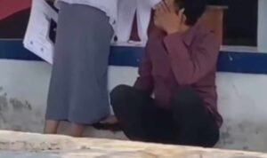 Viral Guru di Subang Diduga Rekam Bagian Bawah Rok Siswi /tangkap layar Viral Guru di Subang Diduga Rekam Bagian Bawah Rok Siswi /tangkap layar