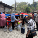 kekeringan-air-pati Foto : Droping bantuan air bersih di Desa Kletek, Kecamatan Pucakwangi, belum lama ini. (Dok. Polresta Pati)