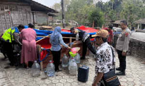 Foto : Droping bantuan air bersih di Desa Kletek, Kecamatan Pucakwangi, belum lama ini. (Dok. Polresta Pati)