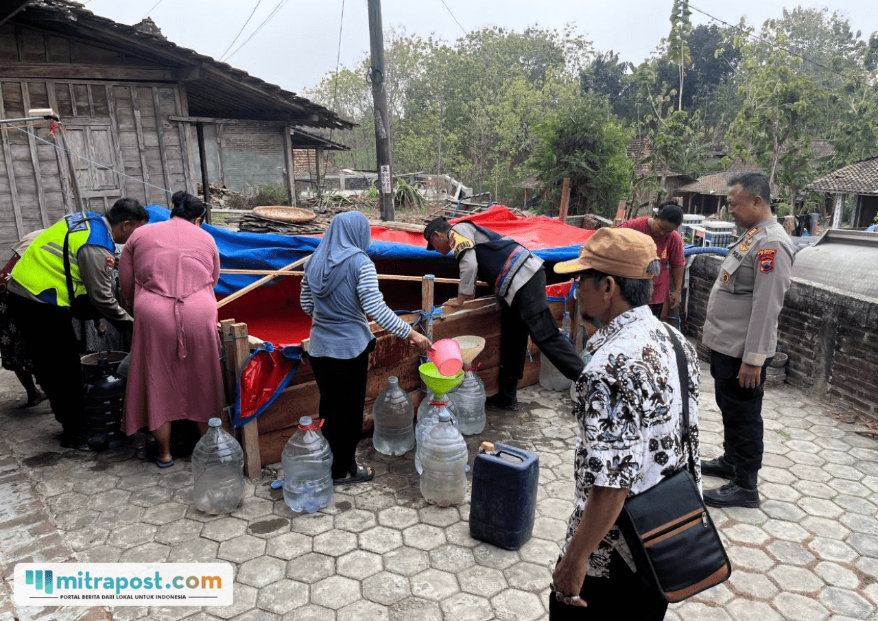 Foto : Droping bantuan air bersih di Desa Kletek, Kecamatan Pucakwangi, belum lama ini. (Dok. Polresta Pati)