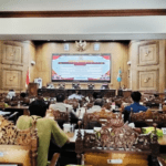paripurna Foto : Terlihat bangku di ruang rapat Paripurna DPRD Kabupaten Pati banyak yang kosong. (Sumber. Mitrapost.com/ Ilham)