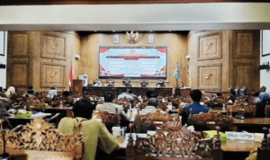 Foto : Terlihat bangku di ruang rapat Paripurna DPRD Kabupaten Pati banyak yang kosong. (Sumber. Mitrapost.com/ Ilham)