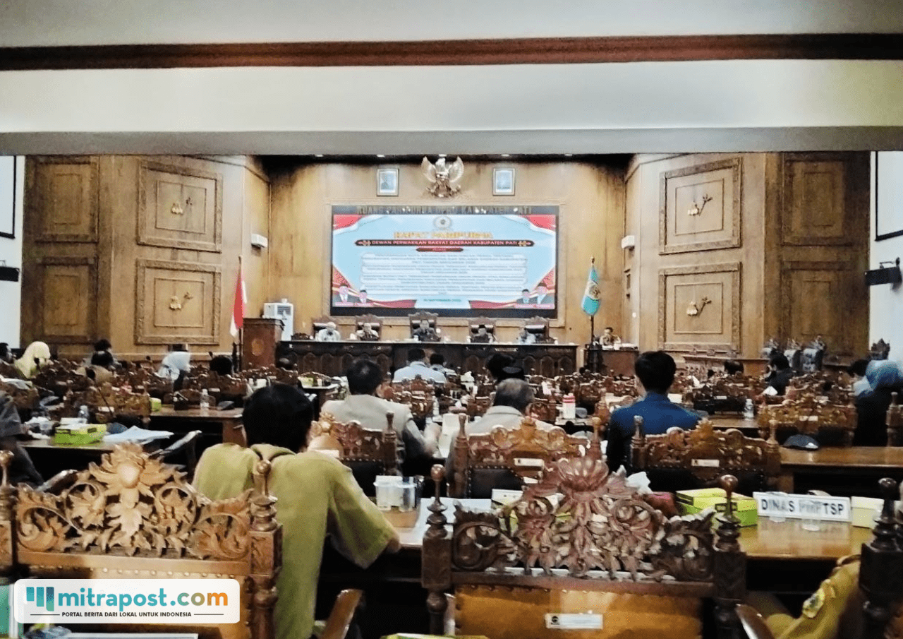 Foto : Terlihat bangku di ruang rapat Paripurna DPRD Kabupaten Pati banyak yang kosong. (Sumber. Mitrapost.com/ Ilham)