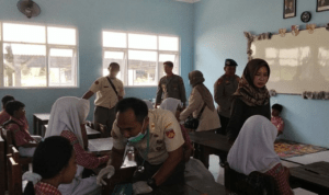 Foto : Pemeriksaan siswa yang diduga mengalami keracunan menu MBG di SMP negeri 1 Gembong. (Sumber. Mitrapost.com/ Ilham)