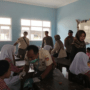 Foto : Pemeriksaan siswa yang diduga mengalami keracunan menu MBG di SMP negeri 1 Gembong. (Sumber. Mitrapost.com/ Ilham)