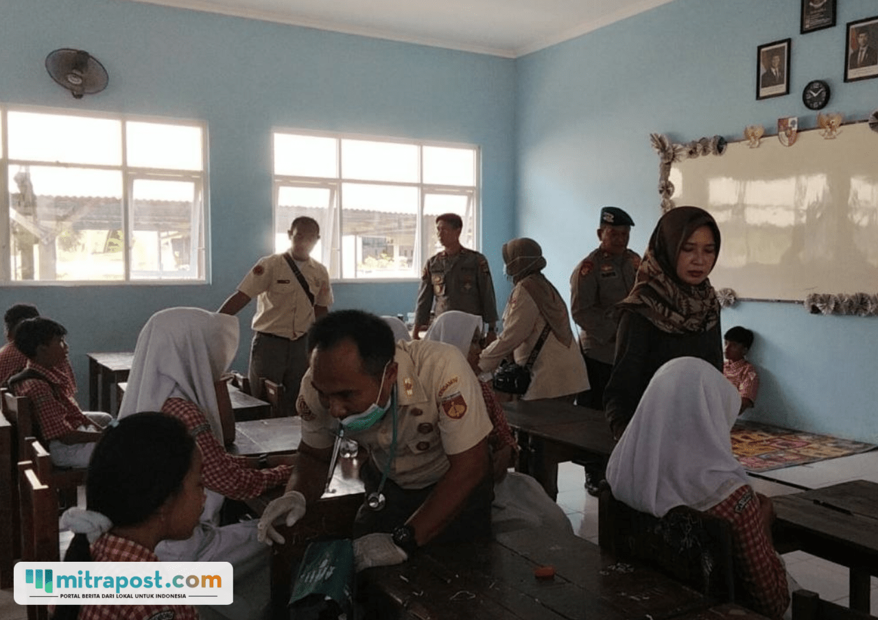 Foto : Pemeriksaan siswa yang diduga mengalami keracunan menu MBG di SMP negeri 1 Gembong. (Sumber. Mitrapost.com/ Ilham)