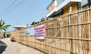 Foto : Pagar kayu di lokasi tanah seluas 900 m². (Sumber. Mitrapost.com/ Ilham)