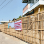Foto : Pagar kayu di lokasi tanah seluas 900 m². (Sumber. Mitrapost.com/ Ilham)