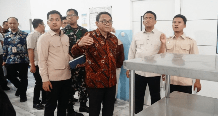 pati-keracunan-mbg Foto : Rombongan Plt Bupati Pati, Risma Ardhi Chandra mengunjungi dapur SPPG Gembong I. (Dok. Humas Pemkab Pati)