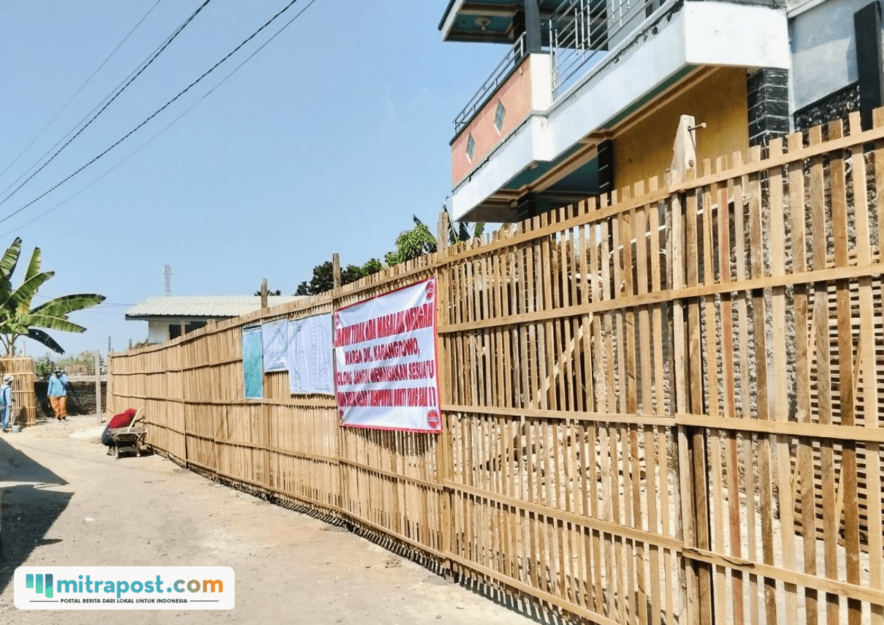 Foto : Pagar kayu di lokasi tanah seluas 900 m². (Sumber. Mitrapost.com/ Ilham)