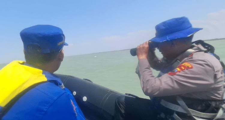 Foto : Proses pencarian nelayan hilang di Perairan Pecangaan-Juwana Kecamatan Juwana. (Dok. Polairud Polresta Pati)