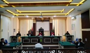 Foto : Terdakwa Ashari menjadi sidang di PN Pati. (Sumber. Mitrapost.com/ Ilham)