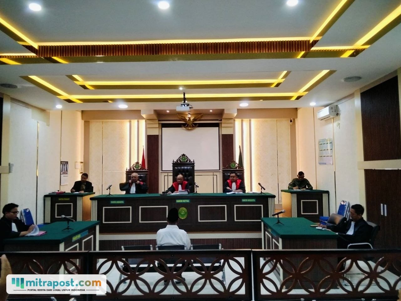 Foto : Terdakwa Ashari menjadi sidang di PN Pati. (Sumber. Mitrapost.com/ Ilham)
