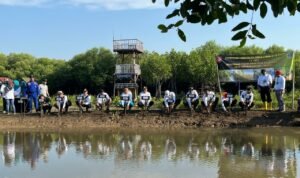 Foto : Pemkab Pati melakukan penanaman mangrove di Pantai Desa Tluwuk Kecamatan Wedarijaksa Pati, belum lama ini. (Dok. Humas Pemkab Pati)
