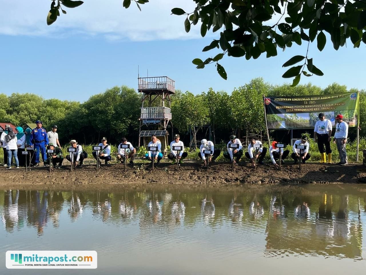 Foto : Pemkab Pati melakukan penanaman mangrove di Pantai Desa Tluwuk Kecamatan Wedarijaksa Pati, belum lama ini. (Dok. Humas Pemkab Pati)