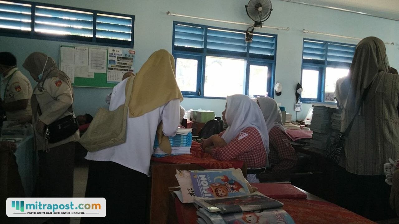 Foto : Pemeriksaan siswa di SMP Negeri 1 Gembong. (Sumber. Mitrapost.com/ Ilham)