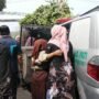 Foto : Siswa di MTs Negeri 3 Pati menuju gejala mual-mual menanti kendara ambulan untuk menunju ke RSUD Soewondo Pati, Rabu (09/09/2026) kemarin. (Sumber. Mitrapost.com/ Ilham)