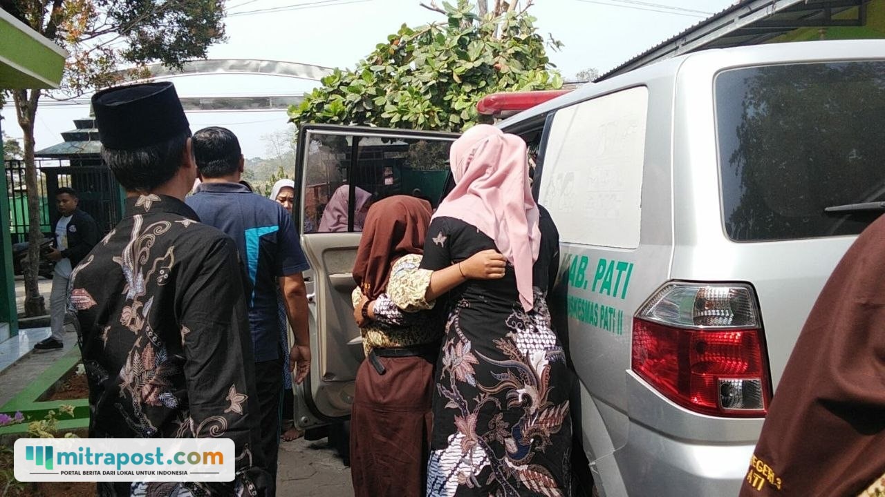 Foto : Siswa di MTs Negeri 3 Pati menuju gejala mual-mual menanti kendara ambulan untuk menunju ke RSUD Soewondo Pati, Rabu (09/09/2026) kemarin. (Sumber. Mitrapost.com/ Ilham) Foto : Siswa di MTs Negeri 3 Pati menuju gejala mual-mual menanti kendara ambulan untuk menunju ke RSUD Soewondo Pati, Rabu (09/09/2026) kemarin. (Sumber. Mitrapost.com/ Ilham)