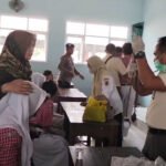Foto : Pemeriksaan siswa yang diduga mengalami keracunan menu MBG di SMP negeri 1 Gembong. (Sumber. Mitrapost.com/ Ilham) Foto : Pemeriksaan siswa yang diduga mengalami keracunan menu MBG di SMP negeri 1 Gembong. (Sumber. Mitrapost.com/ Ilham)