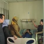 Foto : DPRD Pati melakukan pengecekan terhadap siswa yang diduga keracunan menu MBG di RSUD Soewondo Pati. (Sumber. Mitrapost.com/ Ilham) Foto : DPRD Pati melakukan pengecekan terhadap siswa yang diduga keracunan menu MBG di RSUD Soewondo Pati. (Sumber. Mitrapost.com/ Ilham)