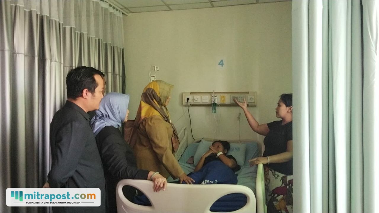 Foto : DPRD Pati melakukan pengecekan terhadap siswa yang diduga keracunan menu MBG di RSUD Soewondo Pati. (Sumber. Mitrapost.com/ Ilham) Foto : DPRD Pati melakukan pengecekan terhadap siswa yang diduga keracunan menu MBG di RSUD Soewondo Pati. (Sumber. Mitrapost.com/ Ilham)