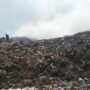 Foto : Terlihat dari kejauhan dua petugas pemadam kebakaran berjibaku memadamkan api di TPS Plosojenar Pati. (Sumber. Mitrapost.com/ Ilham) TPS Plosojenar Jakenan
