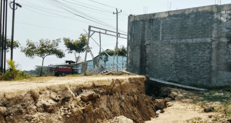 tanah-ambles Tanah Ambles di Purworejo Pati Terjadi Lagi, 7 Ruko Rusak