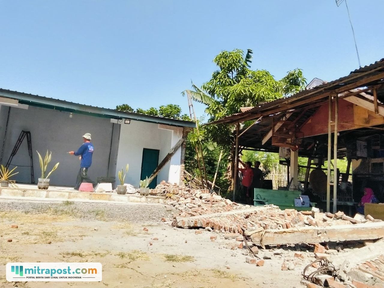 Foto : Pagar di depan rumah berhimpitan dengan Punden dibongkar. (Sumber. Mitrapost.com/ Ilham)