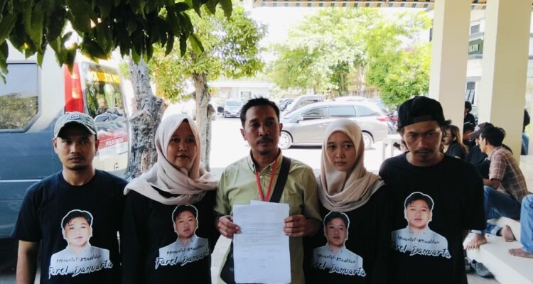 Foto : Keluarga korban kasus Tongtek di Talun Kayen datangi Polresta Pati. (Sumber. Mitrapost.com/ Ilham)